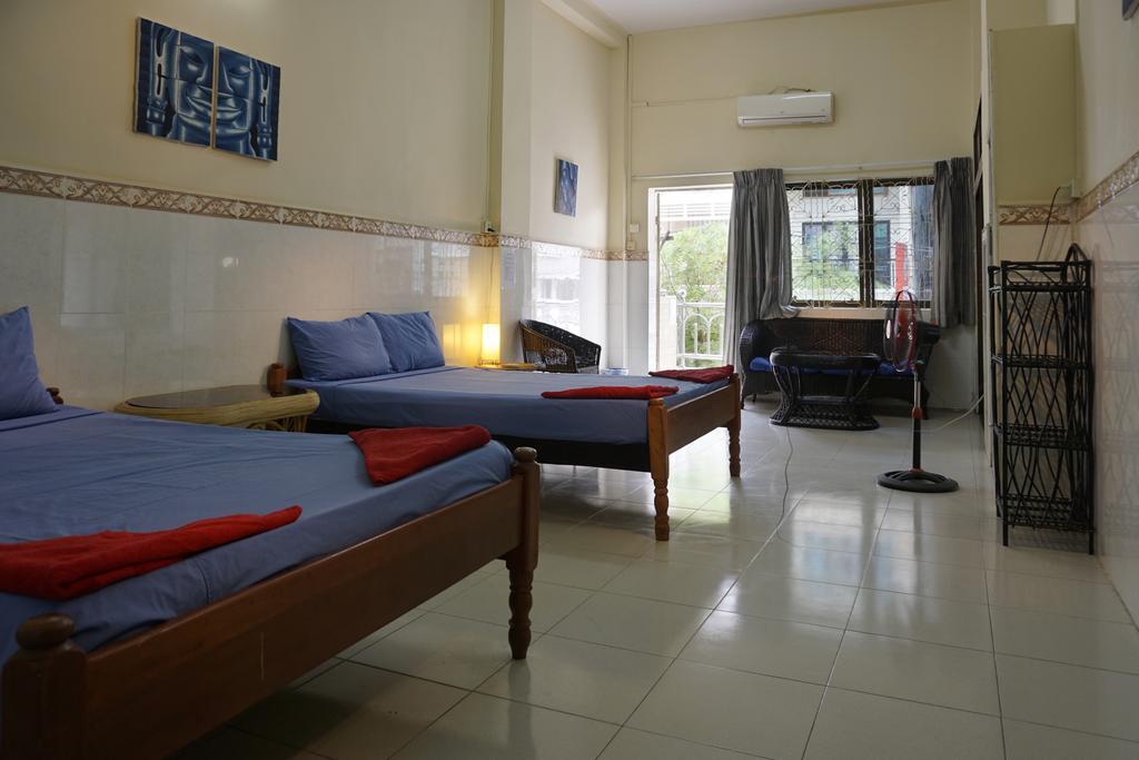Riverside Backpackers Phnom Penh Habitación foto